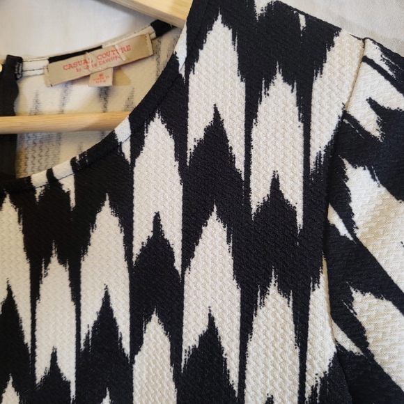 Casual Couture Black & White Arrow Patterned Zip Back Shirt | Size Small - Picture 7 of 9